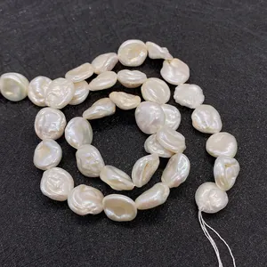 Dettaglio di perle naturali barocche d'acqua dolce in forma piatta per gioielli DIY