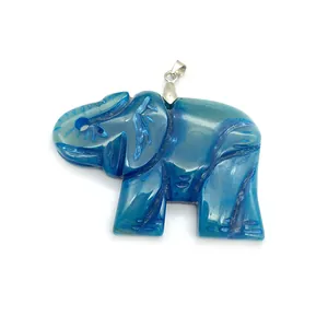 Détail macro d'un pendentif éléphant en agate bleue sculptée avec un fermoir en métal argenté