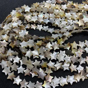 Vue macro de perles en nacre naturelle en forme d'étoile pour la création de bijoux DIY