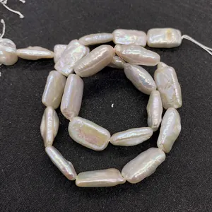 Gros plan de perles rectangulaires en nacre baroque naturelle pour la création de bijoux DIY