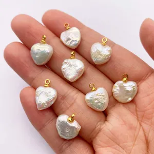 Huit pendentifs perles d'eau douce baroques en forme de cœur avec attaches dorées en main