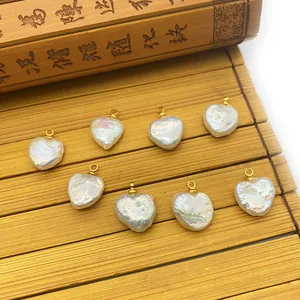 Lot de neuf pendentifs en perles d'eau douce baroques en forme de cœur avec boucles dorées