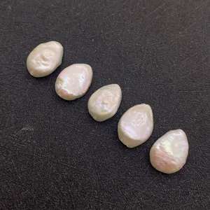 Macro de perles de culture baroque 9x12mm avec lustre arc-en-ciel sur support noir