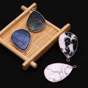 Lot de quatre pendentifs en pierre naturelle en goutte d'eau avec bordure dorée