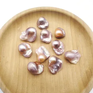 Perles baroques naturelles irisées sur plateau en bois pour création de bijoux DIY