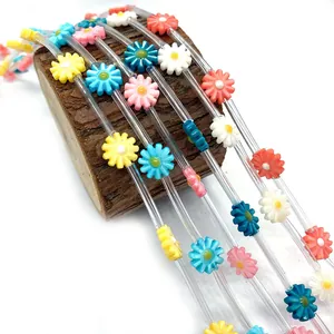 Perles en forme de marguerite en nacre naturelle de 12mm sur un support en bois