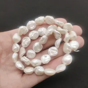 Gros plan détaillé de perles baroques blanches naturelles pour la création de bijoux
