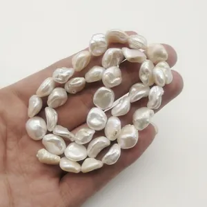 Gros plan de perles d'eau douce baroques naturelles pour la création de bijoux DIY