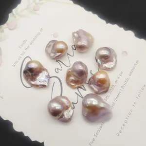 Détail macro de huit perles baroques naturelles aux reflets irisés sur fond crème