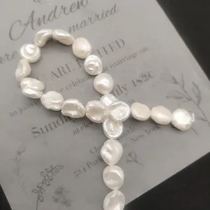 Vue macro de perles d'eau douce baroques irrégulières blanc crème pour la création de bijoux
