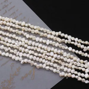 Nahaufnahme natürlicher Barock-Süßwasserperlen mit cremigem Glanz für DIY-Schmuck