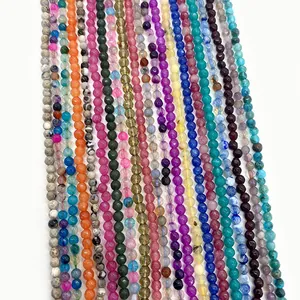 Gros plan de perles facettées de 3mm en améthyste et calcédoine pour bijoux faits main