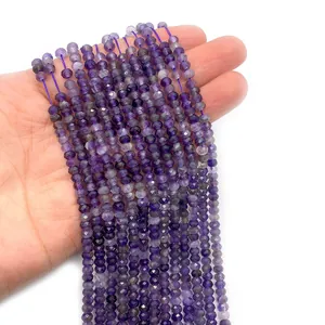 Gefacetteerde natuurlijke amethist ronde kralen voor DIY-sieraden op witte achtergrond