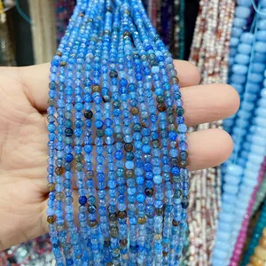 Vue rapprochée de perles facettées en pierre naturelle bleu roi 4mm pour bijoux DIY