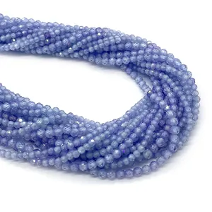 Macro-opname van gefacetteerde lichtblauw en lavendel zirkoonkralen voor DIY sieraden