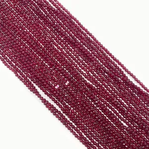 Macro λήψη από κόκκινες χάντρες σπινελίου 2mm για DIY κατασκευή κοσμημάτων και κολιέ