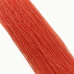 Dettaglio delle perle in corniola rossa sfaccettata per la creazione di gioielli