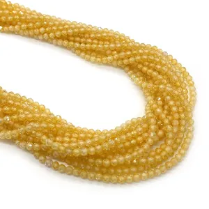 Macro-opname van gefacetteerde gele kristallen kralen voor sieraden met hoge lichtbreking