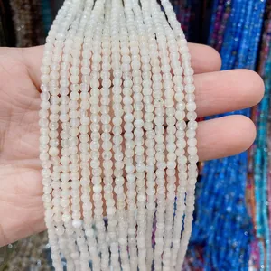 Vue détaillée de perles en pierre naturelle blanc cassé 3mm pour création de bijoux DIY