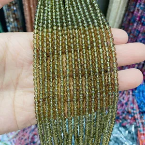 Gros plan de perles de pierre naturelle facettées vert olive 3mm pour bijoux DIY
