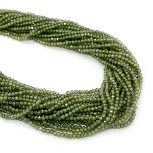 Macro-opname van fijne 2-3mm gefacetteerde groene natuursteen kralen voor DIY sieraden