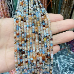 Gros plan de perles colorées en pierre naturelle de 3mm pour création de bijoux