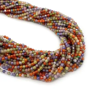 Macro-opname van gekleurde 2-4mm gefacetteerde natuursteen kralen voor DIY sieraden