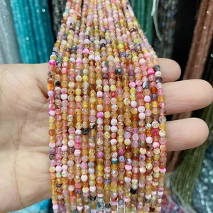Gros plan de perles colorées de 3mm en améthyste et calcédoine pour bijoux DIY