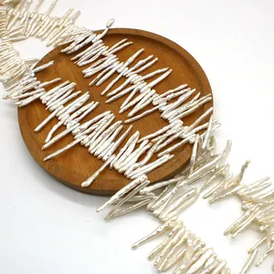 Natuurlijke witte barokke staafparels op houten dienblad voor DIY sieraden maken