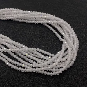 Macro-opname van gefacetteerde witte ronde kralen voor DIY halsketting sieraden maken