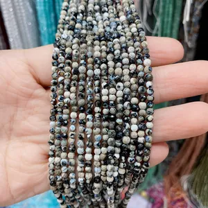 Détail de perles d'agate grise facettées 3mm pour création de colliers et bijoux
