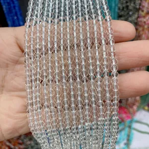 Gros plan de perles de cristal transparentes pour la création de bijoux DIY