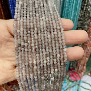 Gros plan de perles d'améthyste facettées de 3mm pour la création de bijoux DIY