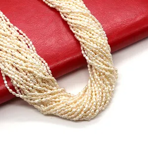 Πολύσειρο κολιέ με φυσικά λευκά μαργαριτάρια γλυκού νερού σε κόκκινο δερμάτινο φόντο