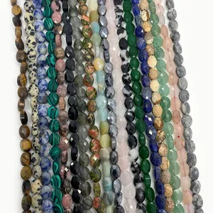 Primo piano di perle ovali sfaccettate in pietre naturali e semipreziose per gioielli