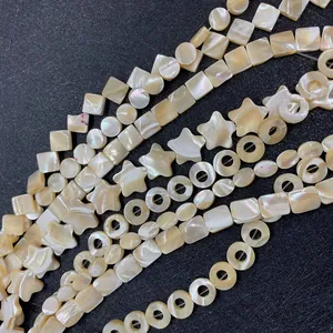 Detalle de cuentas de concha natural en forma de estrella y anillo para joyas DIY