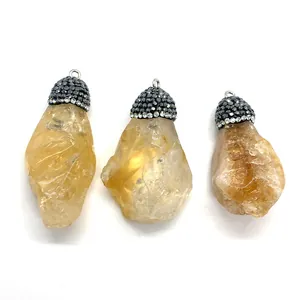 Vue détaillée de trois pendentifs en citrine naturelle avec capuchons sertis