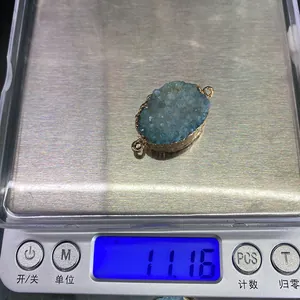 Σύνδεσμος από μπλε πέτρα druzy με χρυσή επικάλυψη που ζυγίζει 11,16g σε ζυγαριά