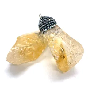 Pendentif en pierre de citrine brute avec capuchon décoratif incrusté de diamants