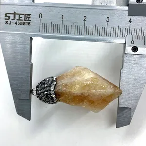 Détail du pendentif en citrine irrégulière mesuré au pied à coulisse affichant 4,2 cm