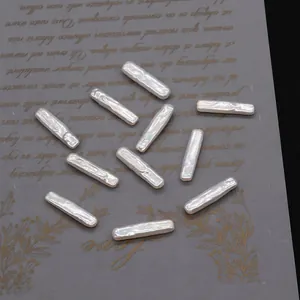 Macro-opname van witte barokke rechthoekige parels met iriserende glans voor DIY-sieraden