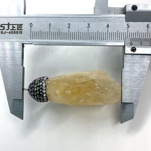 Vue macro d'un pendentif en citrine de 4,8 cm mesuré avec un pied à coulisse de précision