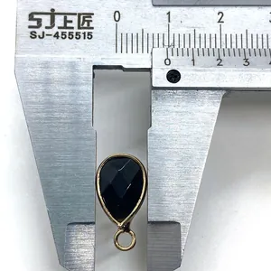 Macro-opname van facetgeslepen zwarte stenen druppelhanger met 11-12mm breedte