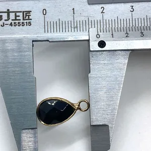 Gedetailleerd overzicht van gefacetteerde druppelhanger van 14 mm breed met gouden oog