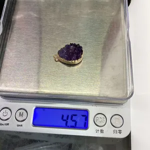 Detailweergave van druppelvormige amethist hanger verguld met goud, gewicht 4,57g op schaal