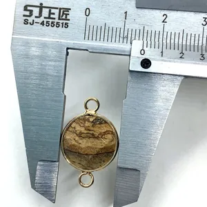 Κοντινό πλάνο συνδέσμου μενταγιόν 13mm από ίασπι με χρυσό πλαίσιο και μέτρηση