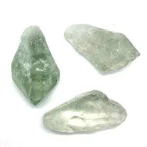Drei Stücke natürlicher, unregelmäßiger hellgrüner Fluorit-Rohkristallsteine für DIY-Schmuck