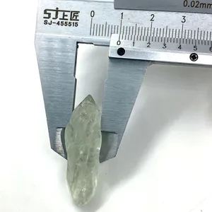 Makroaufnahme eines 12mm grünen Naturkristalls beim Messen mit einem Messschieber