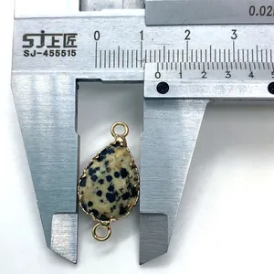 Makroansicht des tropfenförmigen Naturstein-Verbinders mit Goldrand, 11,5 mm breit