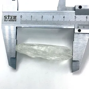 Makroaufnahme der 5 cm Längenmessung des lichtdurchlässigen Naturstein-Kristalls
